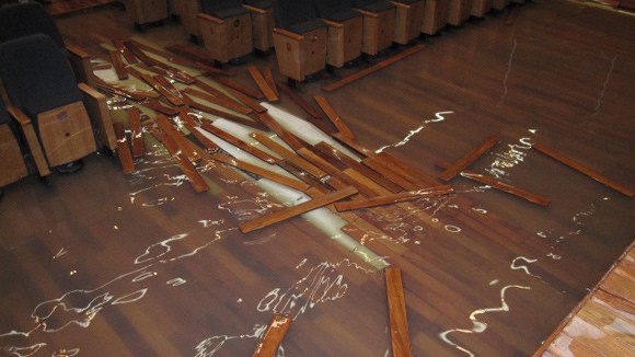 sàn gỗ bị ngập nước