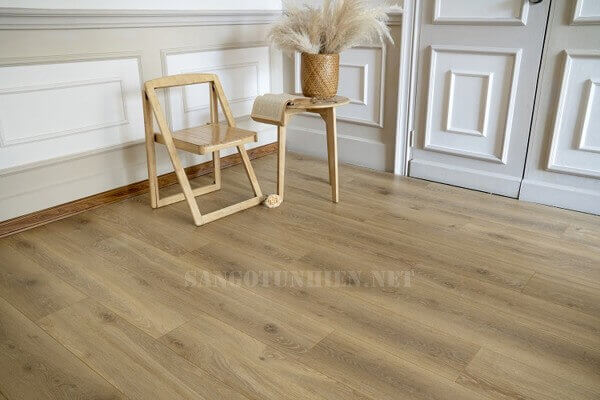 Màu sàn gỗ Alsafloor 518 lắp trong phòng khách