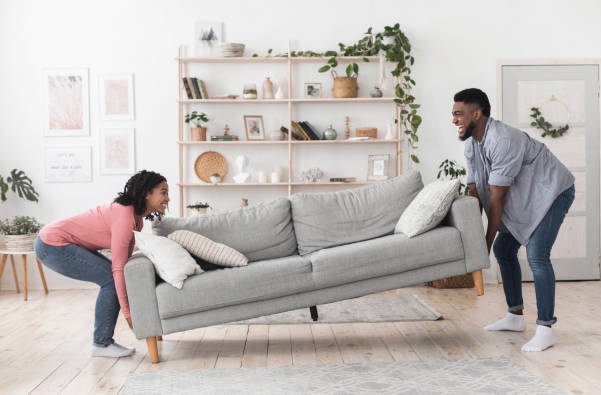 Bê đồ nội thất trên sàn gỗ