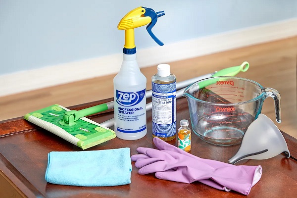 Chuẩn bị nước lau tự chế cho sàn gỗ công nghiệp 