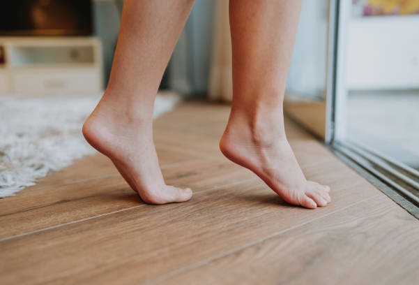 Đi lên để cảm nhận sàn gỗ có bị kêu không