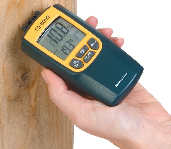 Đo độ ẩm sàn gỗ để chuẩn bị thi công