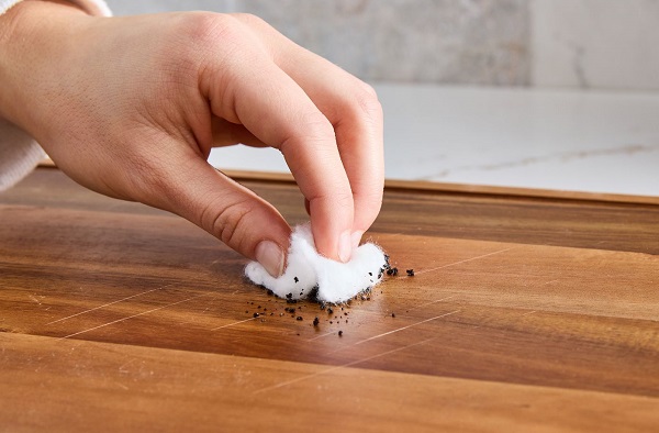 Dùng bã cà phê che vết xước sàn tự nhiên