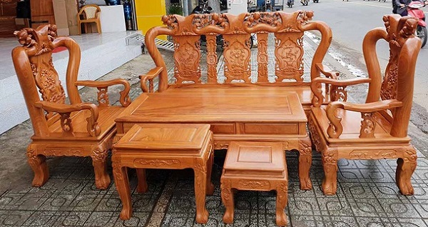 Gỗ gõ đỏ làm bàn ghế