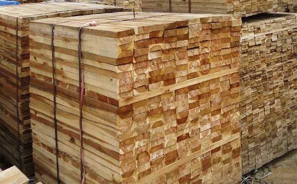 Gỗ keo xẻ thanh được bó thành từng kiện, chuẩn bị đưa vào sản xuất và chế biến.