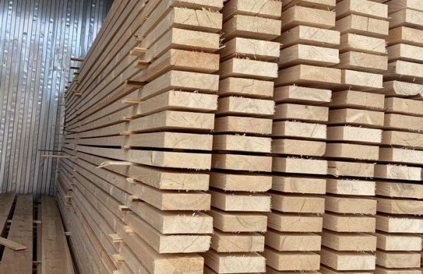 Gỗ Pơ Mu được sấy và xếp thành kiện tránh ngót, nứt