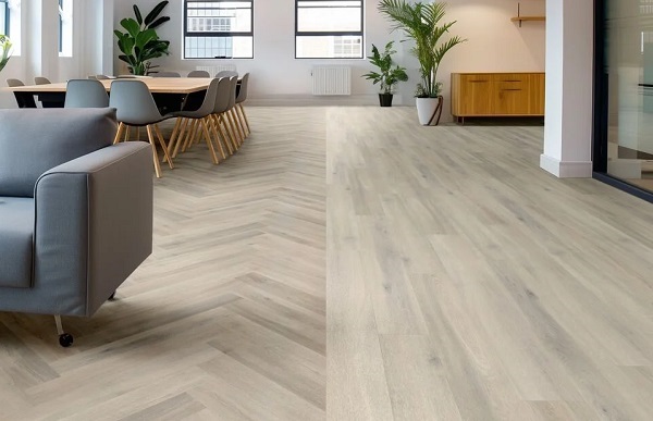 Kết hợp sàn gỗ xương cá và lát thẳng phân biệt hai khu vực