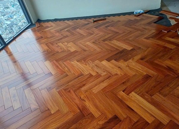 Lắp đặt sàn gỗ Teak xương cá tại Sàn Đẹp
