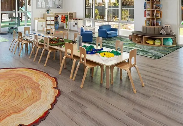  Lắp sàn nhựa giả gỗ tại trường mầm non
