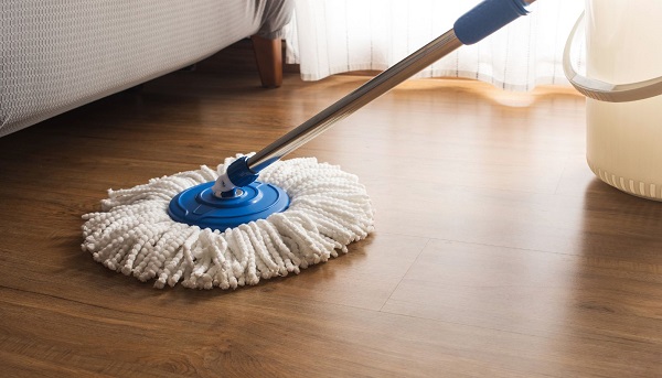 Lau khô sàn gỗ bằng chổi lông mềm