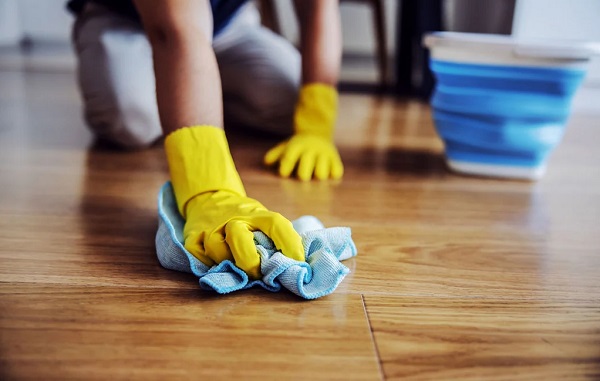 Lau sàn gỗ lại với khăn khô 