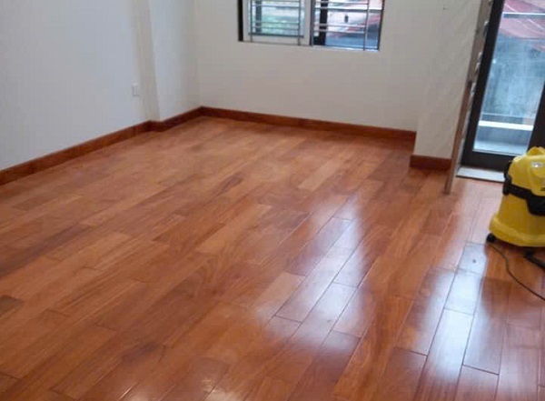 Len chân tường gỗ Gõ Đỏ kết hợp sàn Gỗ Gõ Nam Phi