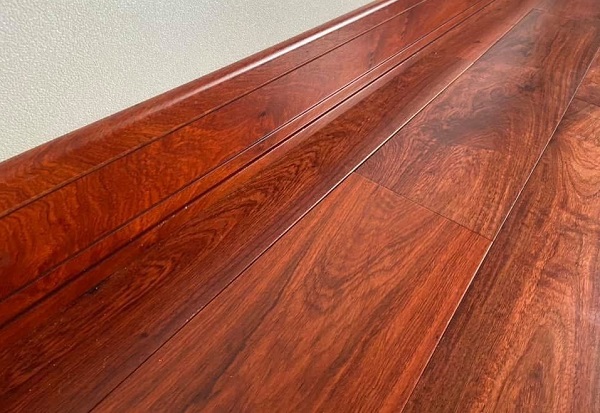 Cận cảnh len chân tường gỗ Hương vân gỗ đẹp