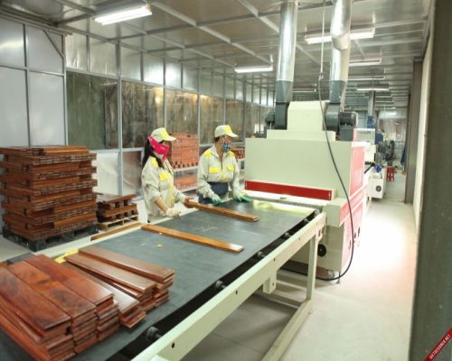 nhà máy sản xuất sàn gỗ tự nhiên Hoàng Gia