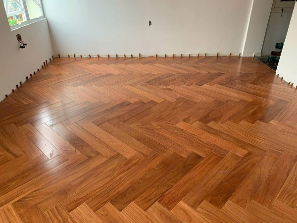 Nội thất ván sàn Gõ Đỏ lắp kiểu xương cá
