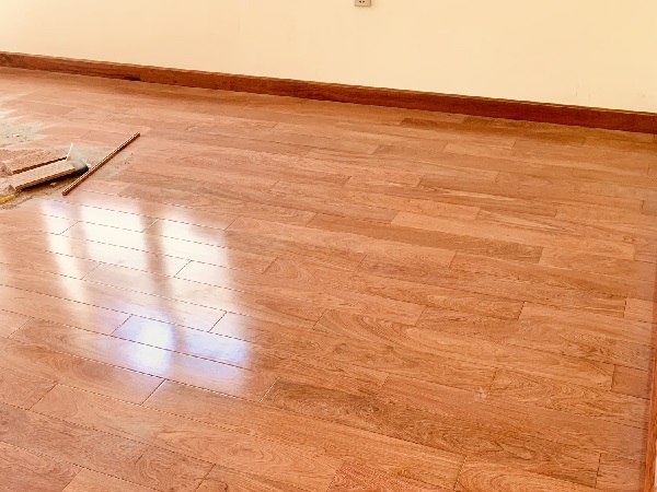 Phào gỗ Hương Nam Phi kết hợp sàn gỗ Giáng Hương đá đẹp tự nhiên