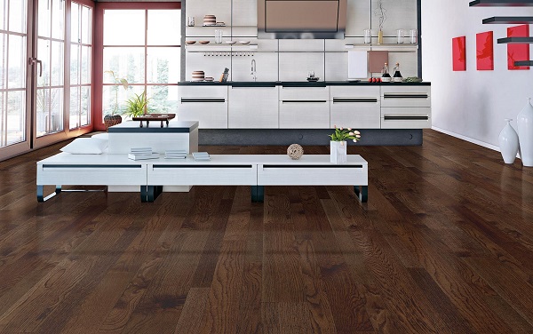 Phòng khách rộng và nhiều cửa sổ