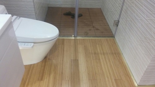 Sàn gỗ tự nhiên thi công tại nhà tắm