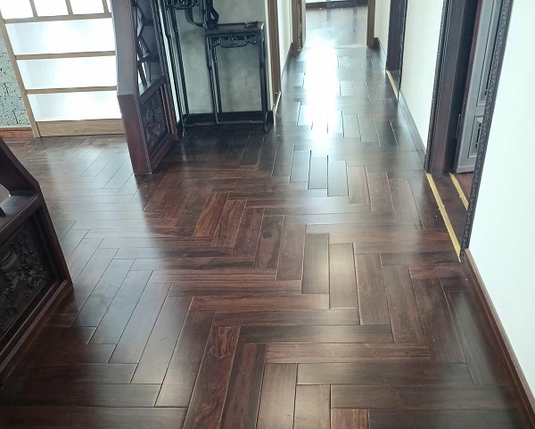 Sàn Chiu Liu kết hợp phào chân tường gỗ Chiu Liu và nẹp hợp kim