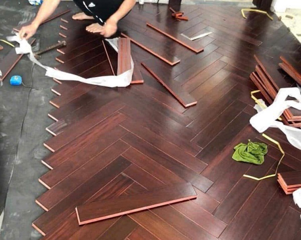 Sàn Đẹp thi công sàn gỗ Chiu Liu xương cá