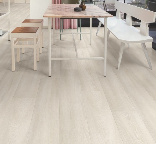 Sàn gỗ Alsafloor 701 sang đẹp lát phòng khách