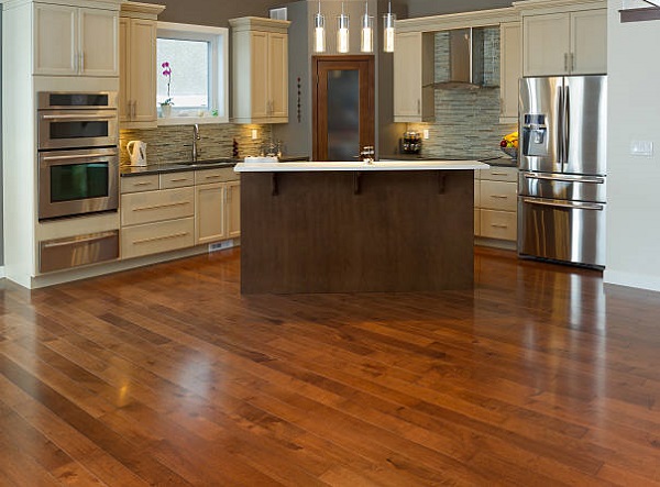 Sàn gỗ Căm Xe lát nhà bếp vân gỗ đẹp tự nhiên