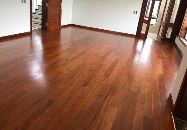 Sàn gỗ Căm Xe màu sắc đẹp lắp phòng khách