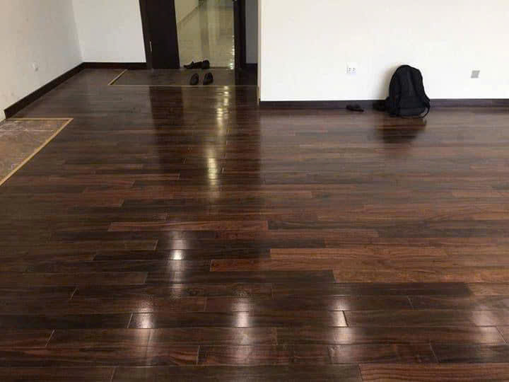 Sàn gỗ Chiu Liu lát phào chân tường gỗ Chiu liu kết hợp nẹp đồng hợp kim