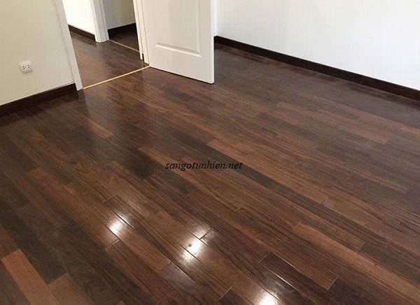 Sàn gỗ Chiu Liu màu bóng tự nhiên