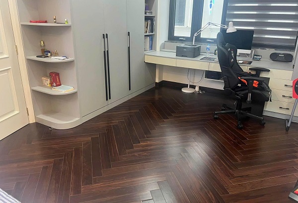 Sàn gỗ Chiu Liu sang trọng kết hợp với nội thất sáng màu