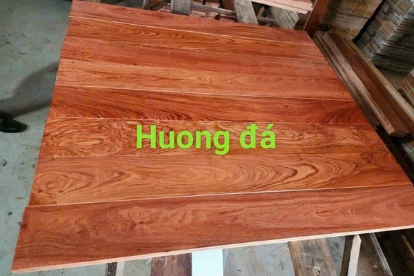 Sàn gỗ Giáng Hương đá tại nhà máy sản xuất