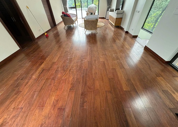 Sàn gỗ Giáng Hương Lào – Sắc đỏ nâu quyền quý, hương thơm nhẹ.