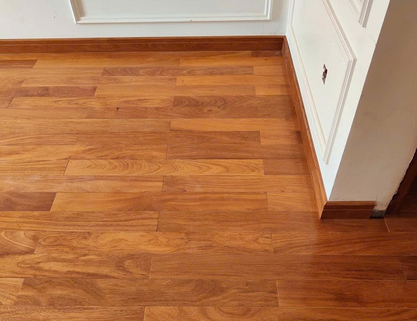 Sàn gỗ Gõ Đỏ kết hợp phào gỗ chân tường gõ đỏ đẹp