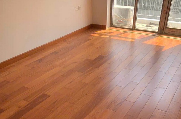 Sàn gỗ Gõ Đỏ kết hợp phào gõ đỏ lát phòng khách đẹp