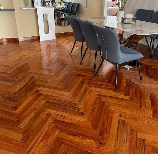 Sàn gỗ Gõ Đỏ lát xương cá màu sắc đẹp khá phổ biến