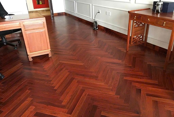 Sàn gỗ Hương lát kiểu xương cá cho nhà phố