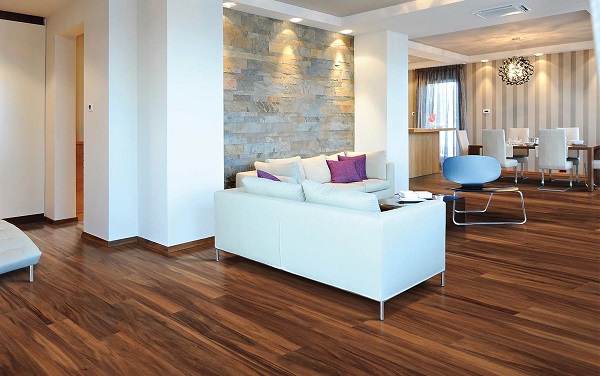 Sàn gỗ màu nâu lạnh kết hợp tường trắng và ghế sofa trắng