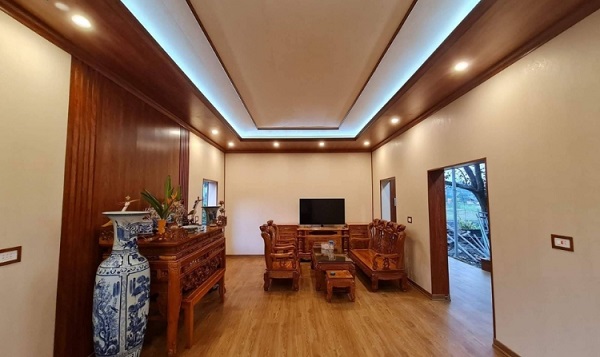 Sàn gỗ màu vàng nâu cho phòng thờ hiện đại