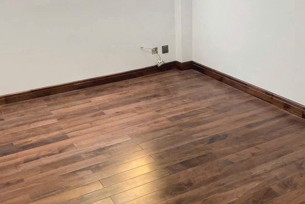 Sàn gỗ Óc Chó kết hợp phào gỗ Óc Chó đẹp tự nhiên