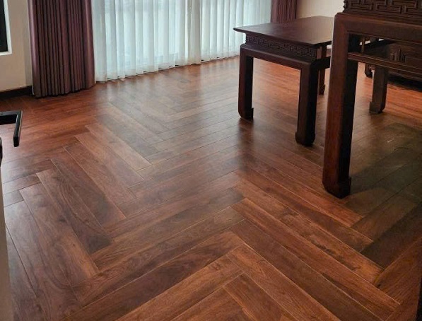 Sàn gỗ Óc Chó lát xương cá trong phòng thờ