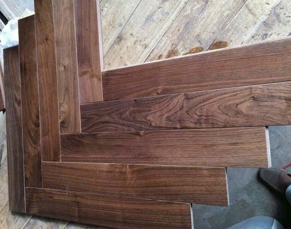 Sàn gỗ Óc Chó xương cá 15 x 90 x 600mm