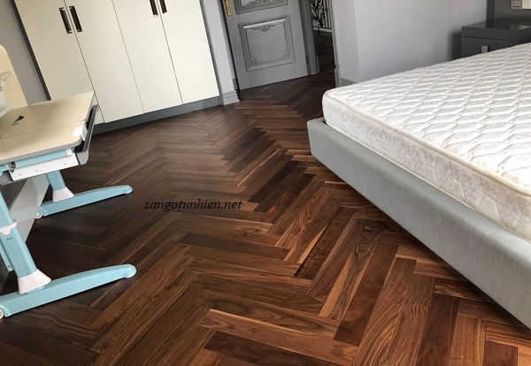 Sàn gỗ Óc Chó xương cá lát phòng ngủ sang trọng và ấm cúng.