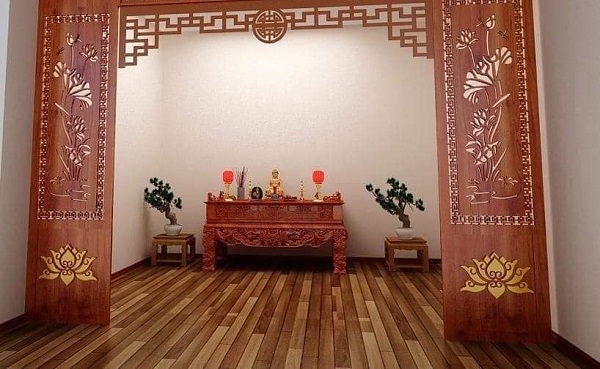 Sàn gỗ phối nhiều sắc độ nâu tạo điểm nhấn gần gũi, phù hợp với phòng thờ sử dụng nội thất chạm khắc truyền thống.