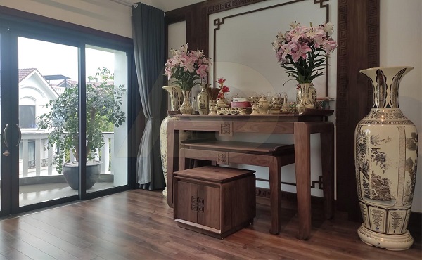 Sàn gỗ phòng thờ màu nâu dễ phối độ nội thất