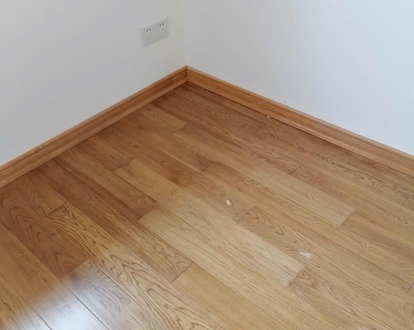Sàn gỗ Sồi đẹp kết hợp phào gỗ Sồi