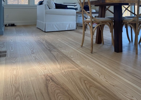 Sàn gỗ Tần Bì tự nhiên màu xám bắt mắt