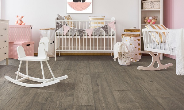  Sàn gỗ tối màu & tường sáng lát phòng cho bé