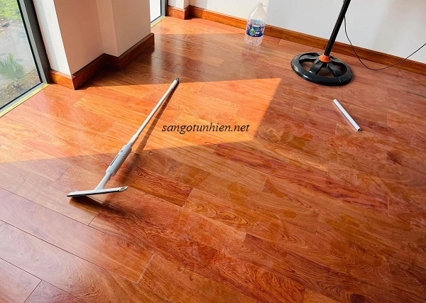 Sàn gỗ tự nhiên Hương đá vừa lắp đặt