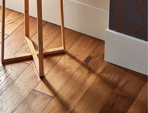Sàn gỗ vân gỗ rõ nét, có bề mặt chống trầy xước cao