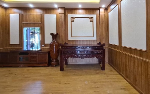 Sàn gỗ vàng nâu đồng bộ với hệ ốp tường